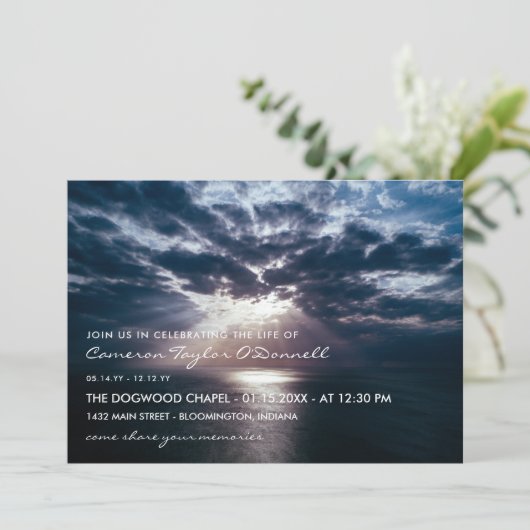 Gedenken an das Leben in Wolken durch die Sonne br Einladung (Stehend Vorderseite)