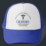 Gedenken an den Abschluss der Blue Medical School Truckerkappe<br><div class="desc">Dieser blaue Abschluss der medizinischen Fakultät bietet moderne Typografie für eine Klasse von 2024 Absolventen. Passen Sie mit Ihrem geschlossen Jahr unter der Kadukus für große personalisierte Krankenschwester oder Arzt zu halten für einen geschlossen Arzt.</div>