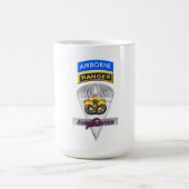 Gedenken an den Im Flugzeug Ranger Jumpmaster Kaffeetasse (Mittel)