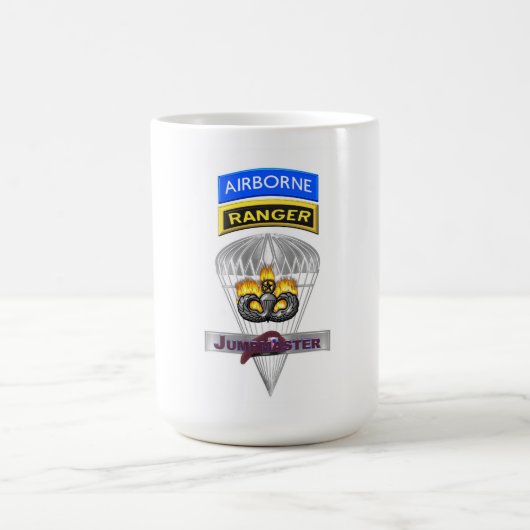 Gedenken an den Im Flugzeug Ranger Jumpmaster Kaffeetasse (Mittel)