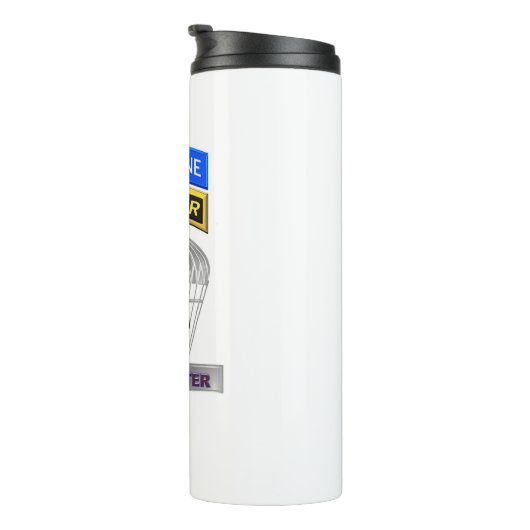 Gedenken an den Im Flugzeug Ranger Jumpmaster Thermosbecher (Nach rechts gedreht)