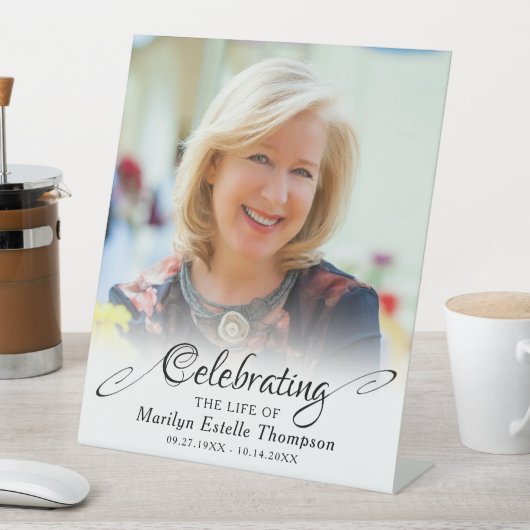 Gedenkfeier für das Foto Sockelschild (In Situ)