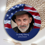 Gedenkfeier für das Patriotische Foto der amerikan Button<br><div class="desc">Ehre deinen Lieben mit einem speziellen Foto-Button der amerikanischen Flagge in einem modernen Rot-Blau-Design. Diese einzigartige Gedenktafel ist das perfekte Geschenk für sich selbst, Familie oder Freunde, um Ihre Liebsten zu ehren. Wir hoffen, dass Ihr Gedenkknopf Ihnen Frieden, Freude und glückliche Erinnerungen bringt. Diese Gedenkschaltfläche der amerikanischen Flagge wird ein...</div>