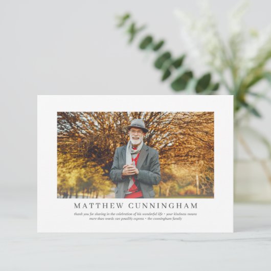 Gedenkfeier für ihn | Elegantes modernes Foto Dankeskarte (Stehend Vorderseite)