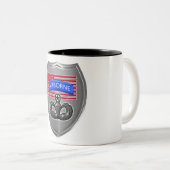 Gedenkfeier Im Flugzeug mit Schild Geschenkcoffee Zweifarbige Tasse (VorderseiteRechts)