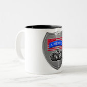 Gedenkfeier Im Flugzeug mit Schild Geschenkcoffee Zweifarbige Tasse (Vorderseite Links)