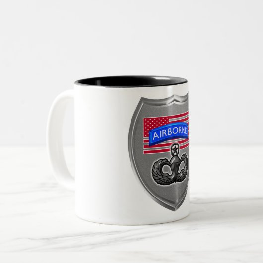 Gedenkfeier Im Flugzeug mit Schild Geschenkcoffee  Zweifarbige Tasse (Vorderseite Links)