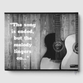 Gedenkmal für schwarze und weiße Gitarren Gästebuch (Rückseite)