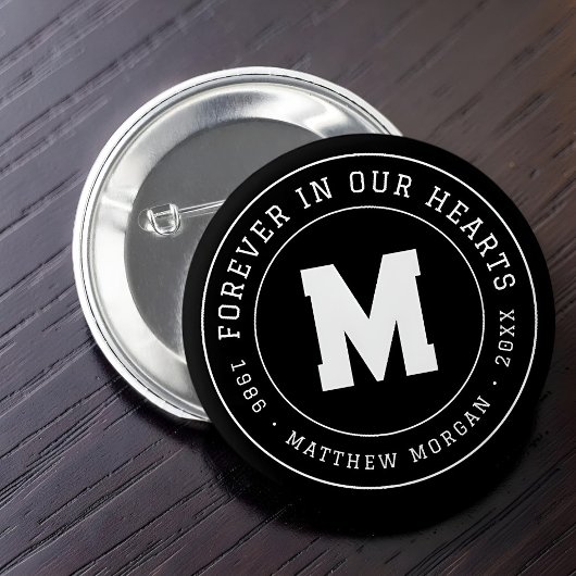 Gedenkmonogramm 'Für immer in unseren Herzen' Button