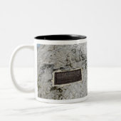 Gedenkstätte für Kriegsgefangene auf Weckend Insel Zweifarbige Tasse (Links)