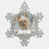 Gedenkstätte für Wasserfarben Yorkie und Blumenrea Schneeflocken Zinn-Ornament (Vorderseite)