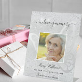 Gedenkstätte zum Schmetterling-Foto des Silberschm Sockelschild