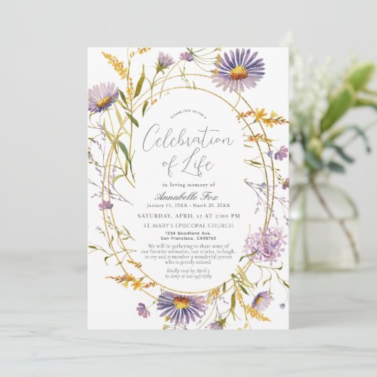 Gedenkstätte zur Beerdigung lila Wildblumen Einladung (Stehend Vorderseite)