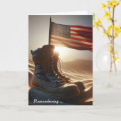 Gedenktag Kampfstiefel und Fahne im Wüstensand Karte (Gelbe Blume)