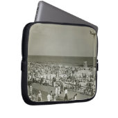 Gedrängter Strand Laptopschutzhülle (Vorne Rechts)