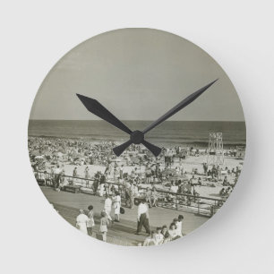 Gedrängter Strand Runde Wanduhr
