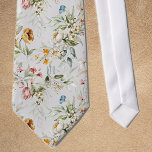 Gedruckte Monogramm auf farbenfrohe florale Stilll Krawatte<br><div class="desc">Dies ist eine Krawatte in Standardgröße mit einem farbenfrohen Blumenmuster mit platinfarbenem Hintergrund. Ändern Sie einfach die subtilen, gedruckten Monogramm-Initialen mit der bereitgestellten Vorlage. [Das Monogramm wird zentriert und geradeaus sein, im Gegensatz zum mock-up Foto.] Die Abmessungen sind 55" lang, 4" am weitesten, das Monogramm ist etwa 1/2" breit. Gedruckt...</div>