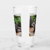 **"Geduld am Wasser: Zwei kleine graue Otters Glas (Links)