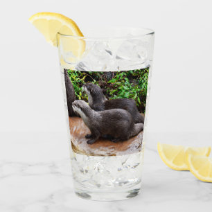 **"Geduld am Wasser: Zwei kleine graue Otters Glas