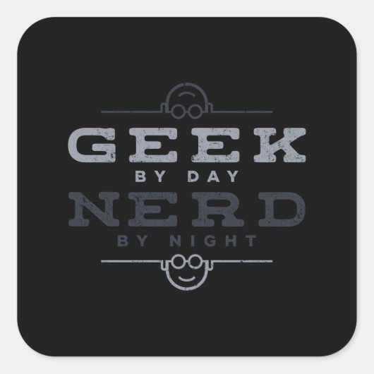 Geek by Day Nerd by Night Quadratischer Aufkleber (Vorderseite)