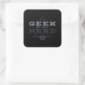 Geek by Day Nerd by Night Quadratischer Aufkleber (Tasche)