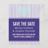 Geek Chic Save the Date Postkarte, Lila mit Herz Ankündigungspostkarte (Vorderseite)