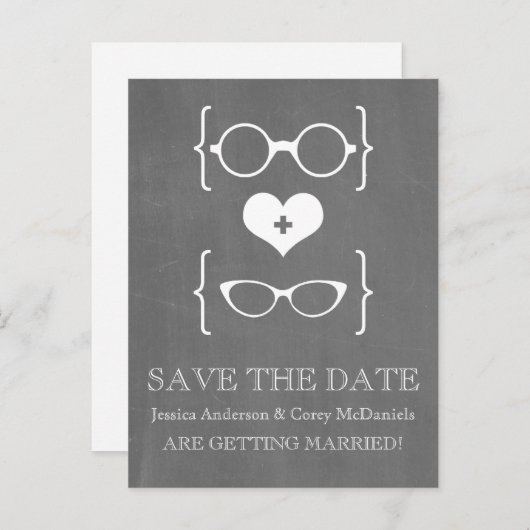 Geeky Glasses Chalkboard Save the Date Postkarte (Vorne/Hinten)