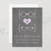 Geeky Glasses Chalkboard Save the Date Postkarte (Vorne/Hinten)