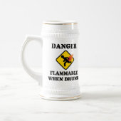 Gefahr entzündlich bei Betrunkener Furz Spaß Bierglas (Links)