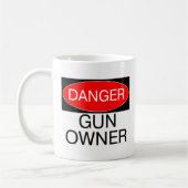 Gefahr - Gewehr-Inhaber-lustige T - Kaffeetasse (Links)