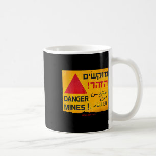 Gefahr Landminen, die auf Englisch, Hebräisch und Kaffeetasse