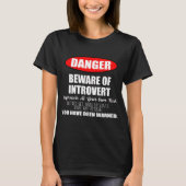 Gefahr Vorsicht vor dem Introvert-Zeichen T-Shirt (Vorderseite)