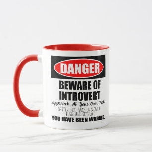 Gefahr Vorsicht vor dem Introvert-Zeichen Tasse