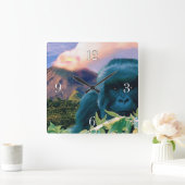 Gefährdeter Berggorilla & Afrikanischer Vulkan Quadratische Wanduhr (Zuhause)