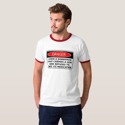 Gefahrendobermann-Gewehr-lustiger Shirt-Spaß T-Shirt (Vorne ganz)