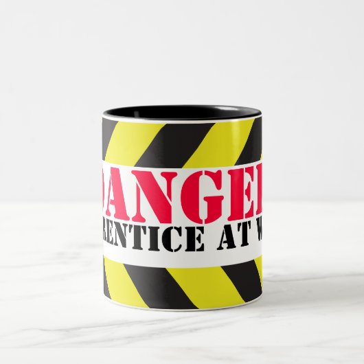 Gefahrenlehrling an der Zickzack Zweifarbige Tasse (Mittel)