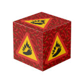 Gefahrenschild für scharfe Pfeffer Würfel (Vorderseite Schrägansicht)