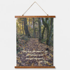 Gefallene Blätter auf dem Waldweg John Muir Zitat Wandteppich Mit Holzrahmen