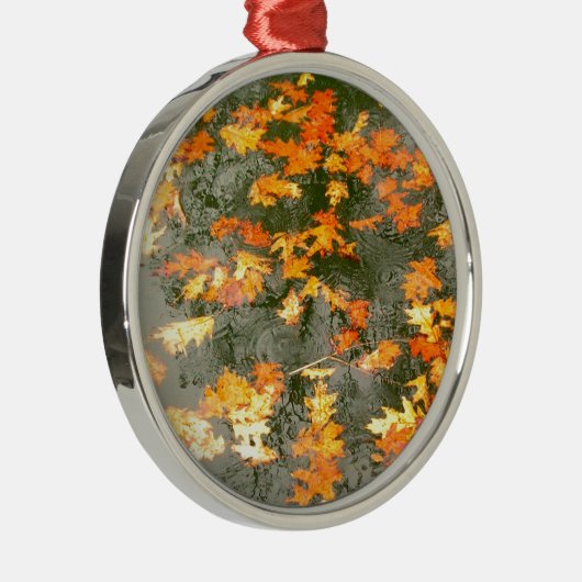 Gefallene Blätter im Regen Thunder_Cove Ornament Aus Metall (Rechts)