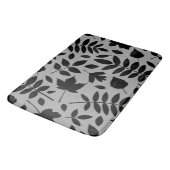 Gefallene Blätter Lg Muster Schwarz auf Grau Badematte (Schrägansicht)