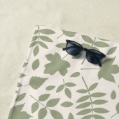 Gefallene Blätter Muster grün auf Creme Strandtuch (Beispiel)