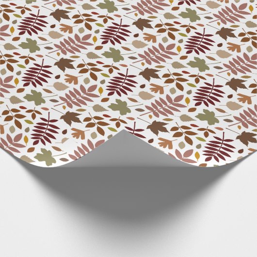 Gefallene Blätter Muster-Herbstfarben auf Weiß Geschenkpapier (Ecke)