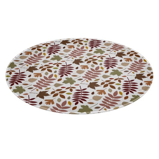 Gefallene Blätter Muster-Herbstfarben auf Weiß Schneidebrett (Ecke)