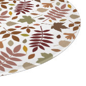 Gefallene Blätter Muster-Herbstfarben auf Weiß Schneidebrett (Ecke)