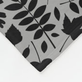 Gefallene Blätter Rpt Pattern Schwarz auf Grau Fleecedecke (Ecke)
