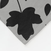 Gefallene Blätter Rpt Pattern Schwarz auf Grau Fleecedecke (Ecke)