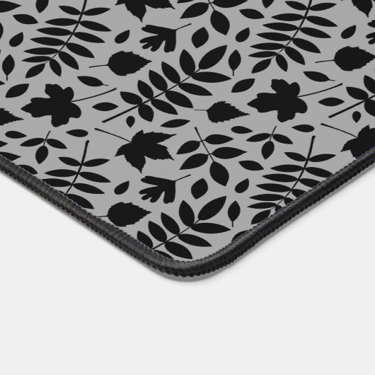 Gefallene Blätter Rpt Pattern Schwarz auf Grau Schreibtischunterlage (Ecke)