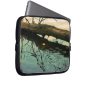 Gefallener Baum im Wasser stilisiert Laptopschutzhülle (Vorne Rechts)