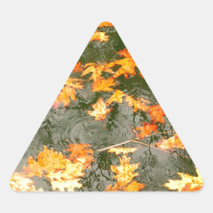 gefallenes Blätter im Regen Dreieckiger Aufkleber