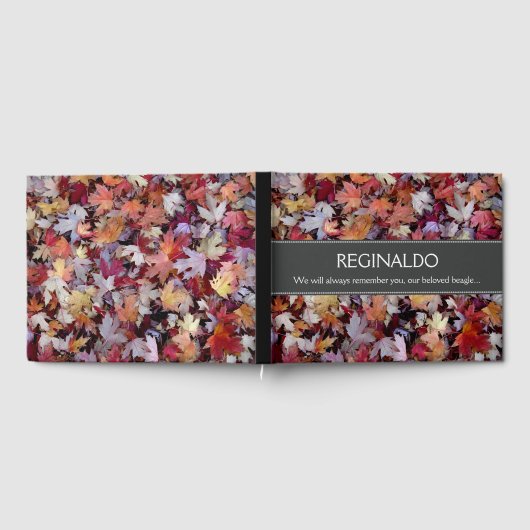 Gefallenes Herbstbuch lässt das Gästebuch der Haus (Voll)